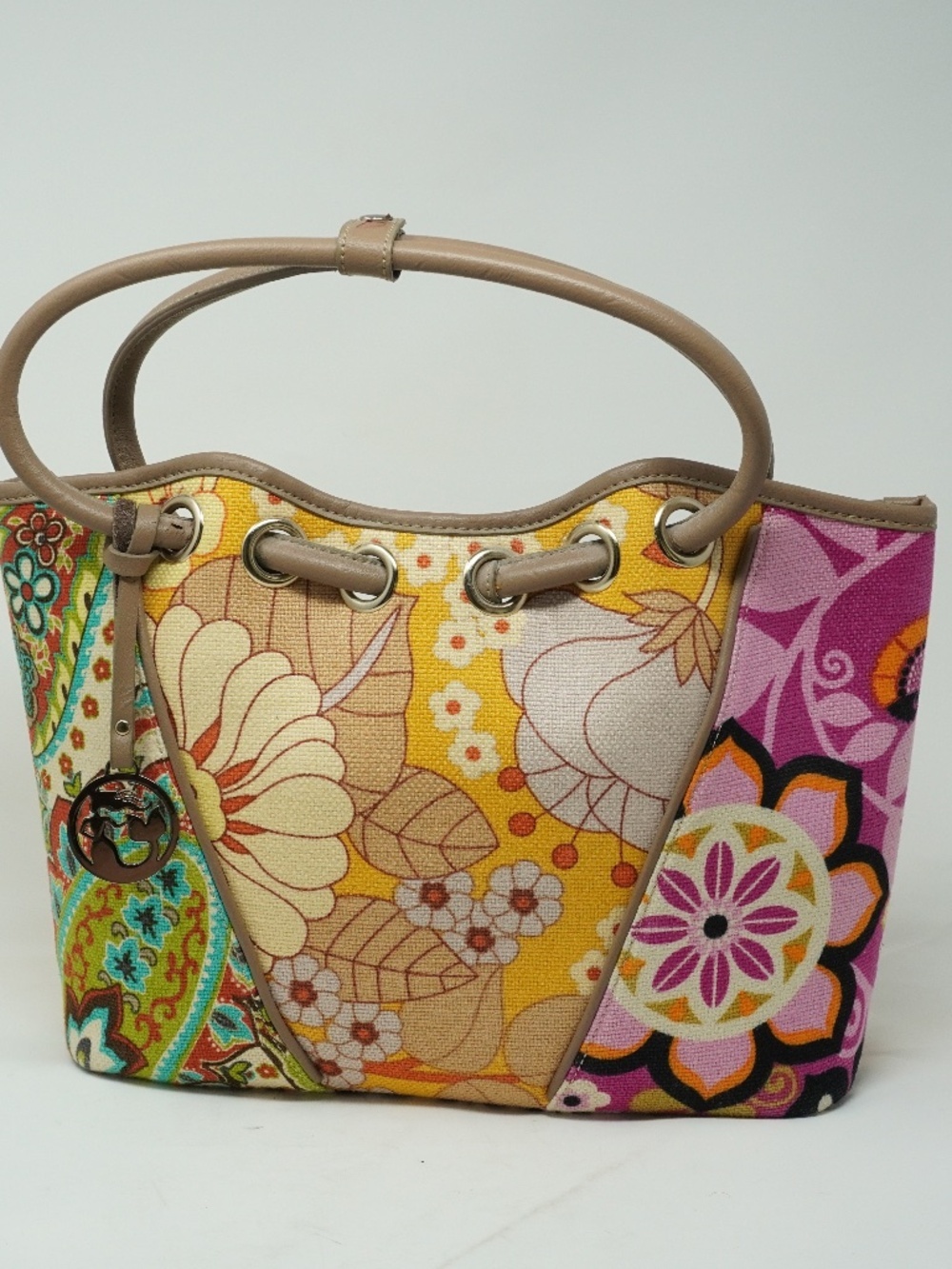 Like NEW Spartina 449 tote features a colorful Beachy Chica floral pattern